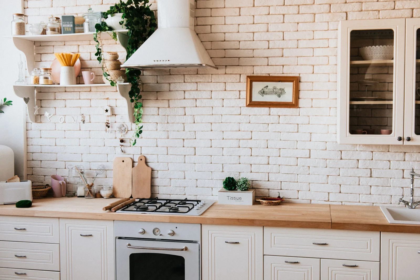 Cucina su misura con ante, piano e ambiente cucina