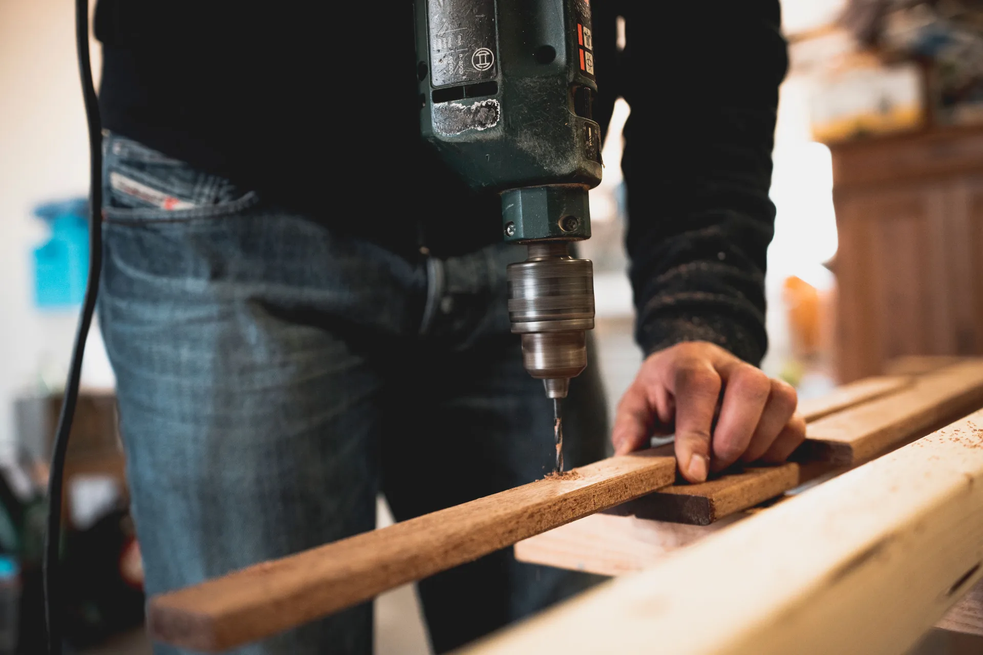Interno laboratorio falegnameria: banchi, morse, pialle e legno