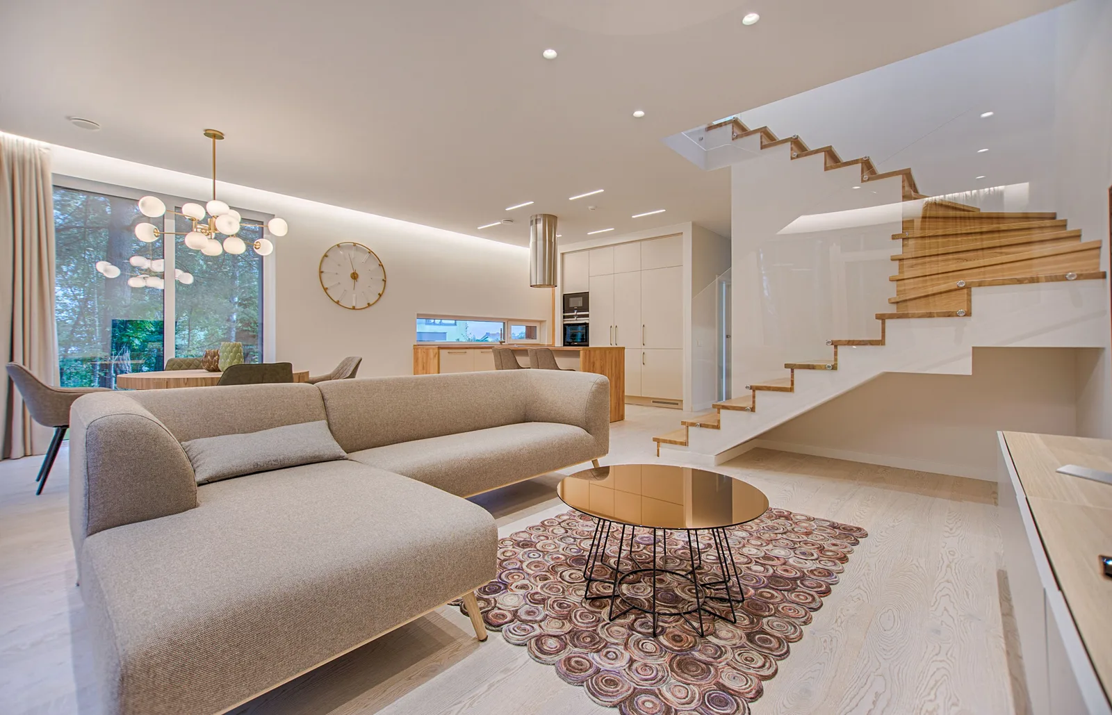 Living ampio arredato con divani, tavoli e complementi in legno